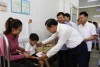 Lãnh đạo tỉnh cùng Hội đồng bảo trợ Qũy bảo trợ trẻ em tỉnh Hà Tĩnh tặng quà cho bệnh Nhi nhân ngày Quốc tế Thiếu nhi 01/6